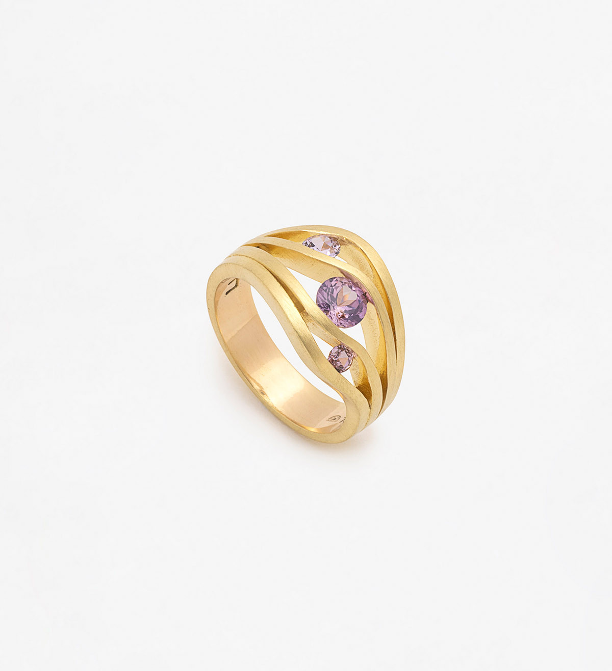 18k gold ring with purple Wennick-Lefèvre sapphires 0,726ct