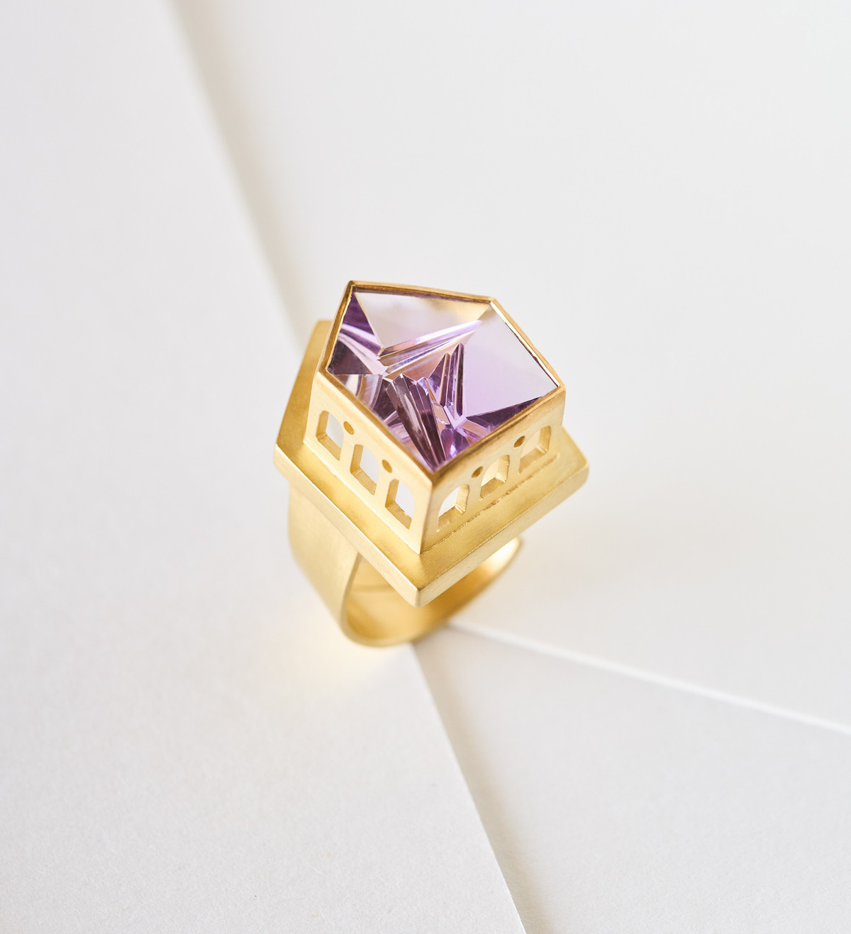 18k gold ring with Munsteiner cut amethyst 8,39ct