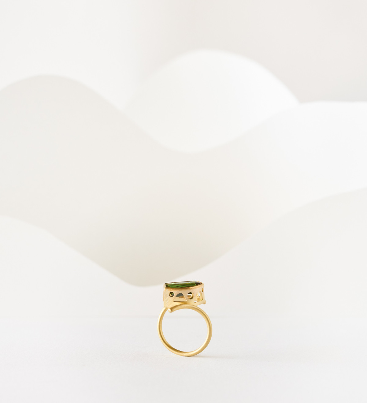 Anillo oro 18q con turmalina talla Munsteiner 3,75ct